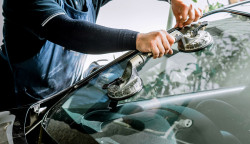 Changement de pare-brise fissuré sur plusieurs centimètres  