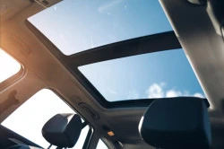 Remplacement de toit panoramique d'une voiture dans un garage  
